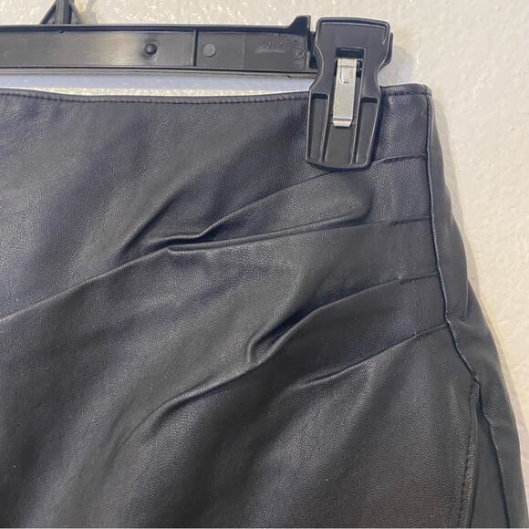 Abercrombie & Fitch Black Vegan Faux Leather Rouched Mini Skirt Size Small - Picture 4 of 10